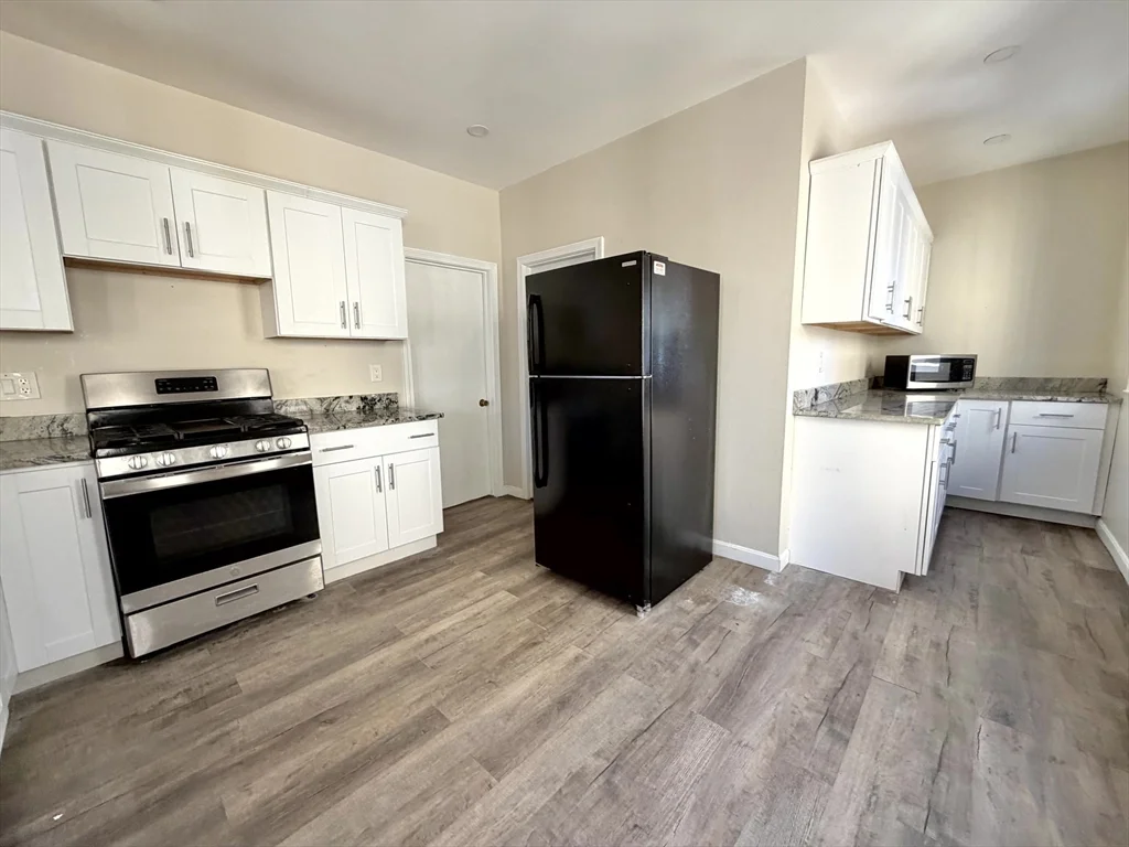 3 bed, 1 bath apartment for rent at 21 Oakland Ave Unit 2, Everett — photo 4 of 20