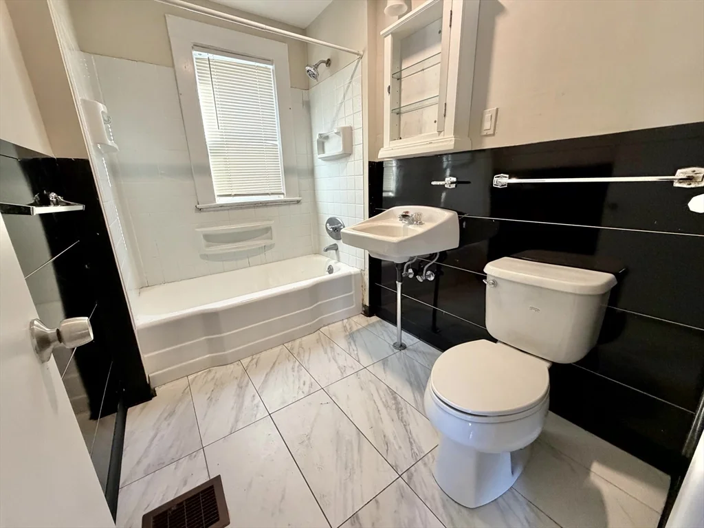 3 bed, 1 bath apartment for rent at 21 Oakland Ave Unit 2, Everett — photo 15 of 20