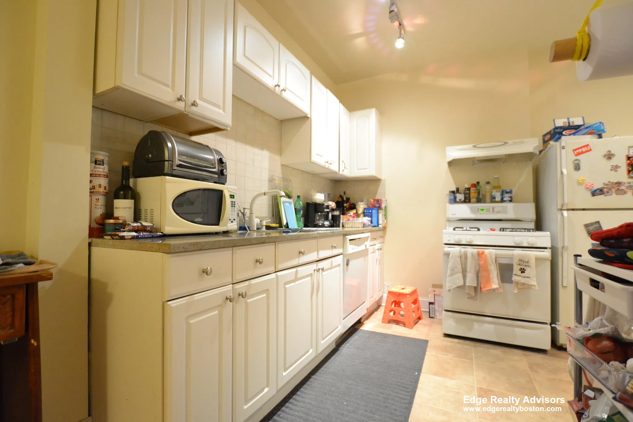 3 bed, 1 bath apartment for rent at 21 Park Vale Ave Unit 6, Brighton — photo 3 of 8
