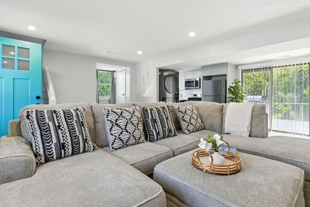 3 bed, 1 bath apartment for rent at 21 Petipas Ln Unit 21, Randolph — photo 1 of 7