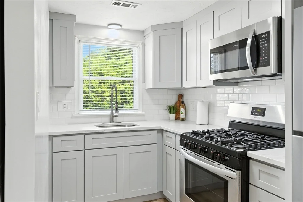3 bed, 1 bath apartment for rent at 21 Petipas Ln Unit 21, Randolph — photo 3 of 7
