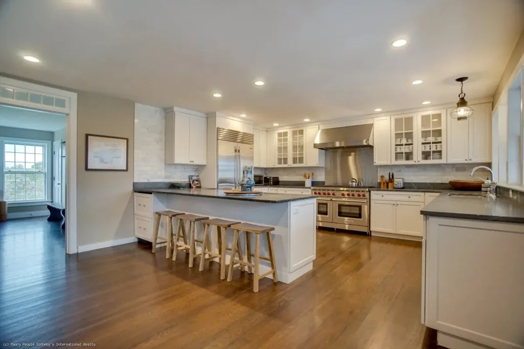 8+ bed, 4+ bath apartment for rent at 21 Quidnet Unit 1, Quidnet — photo 36 of 42