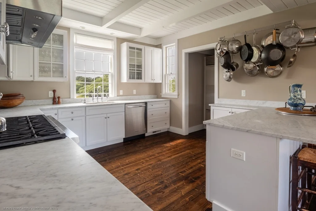 8+ bed, 4+ bath apartment for rent at 21 Quidnet Unit 1, Quidnet — photo 10 of 42