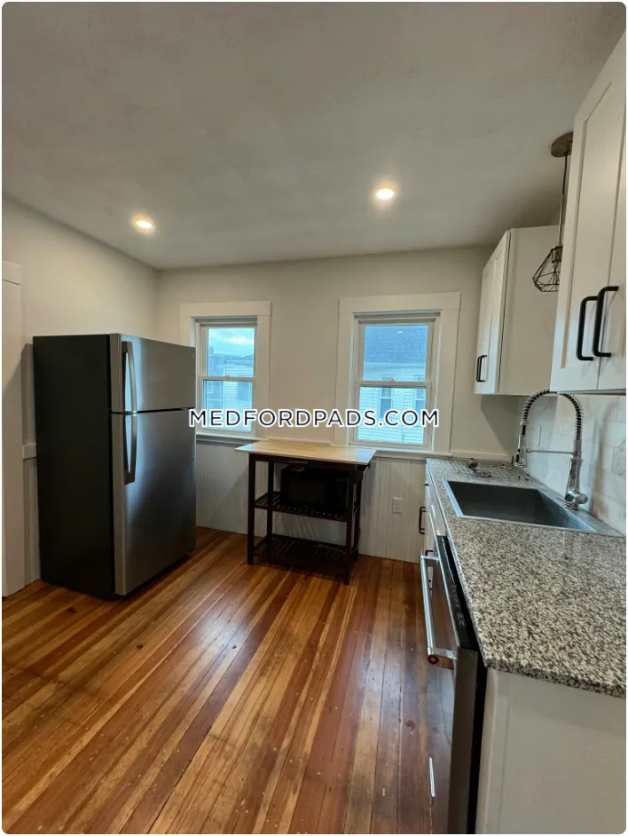 4 bed, 1 bath apartment for rent at 21 Renfrew St, Tufts University — photo 3 of 8