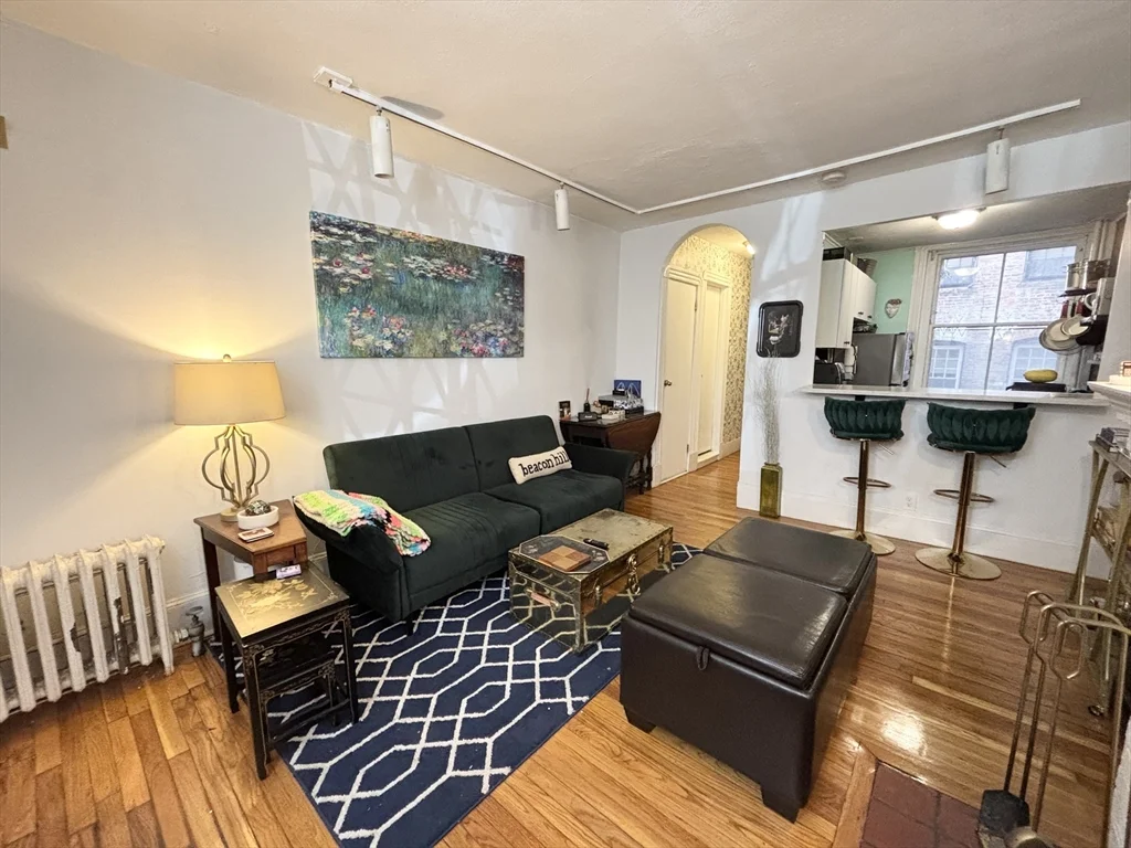 1 bed, 1 bath apartment for rent at 21 Revere St Unit 1, Beacon Hill — photo 2 of 9