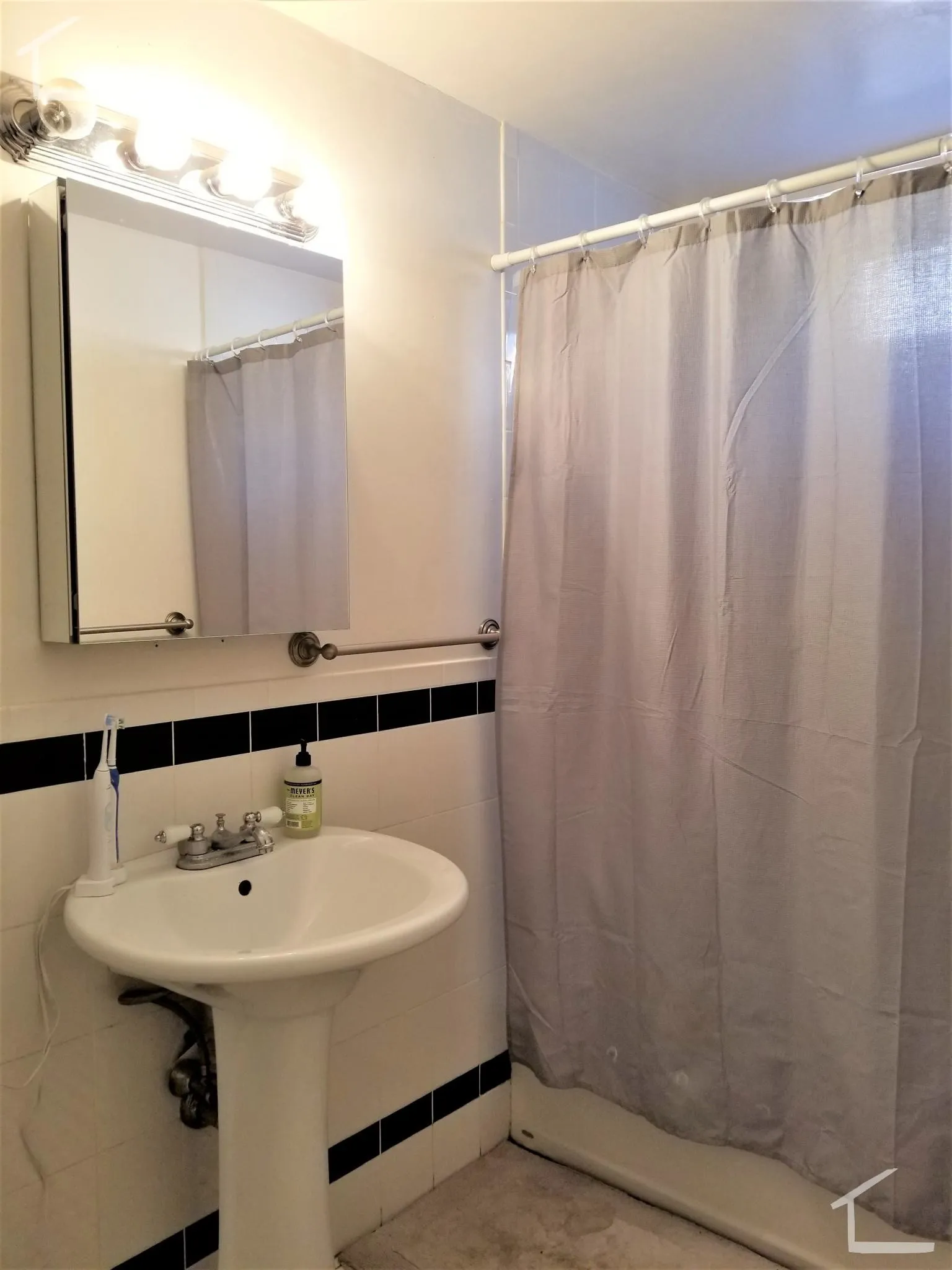 4 bed, 1 bath apartment for rent at 21 Saint Lukes Rd Unit 1, Brighton — photo 6 of 11