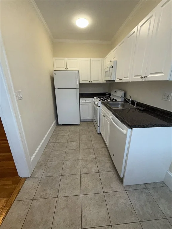 Studio bed, 1 bath apartment for rent at 21 Sanborn St Unit 5, Reading — photo 6 of 10