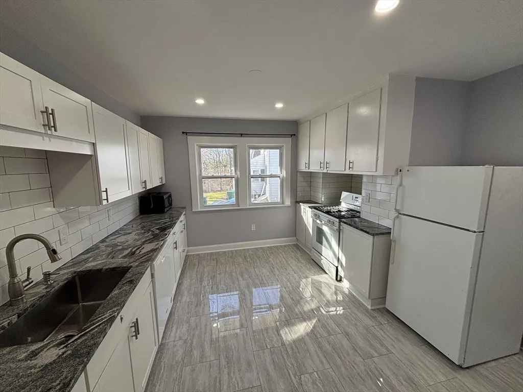 2 bed, 1 bath apartment for rent at 21 Savin Ave Unit 2, Norwood — photo 3 of 15
