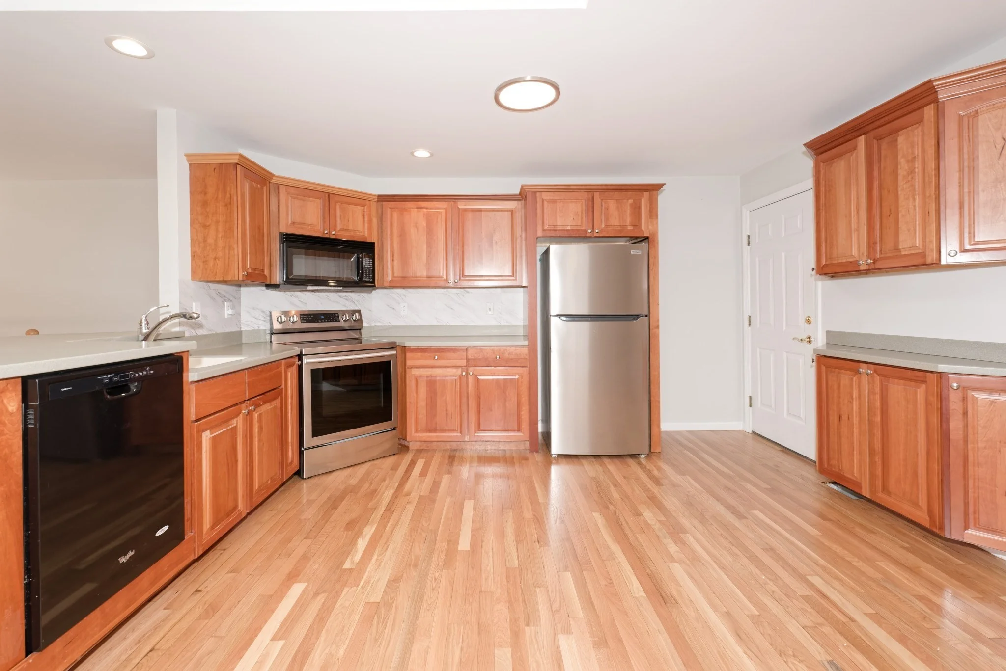 2 bed, 3 bath apartment for rent at 21 Surry Dr Unit 21, Uxbridge — photo 4 of 42