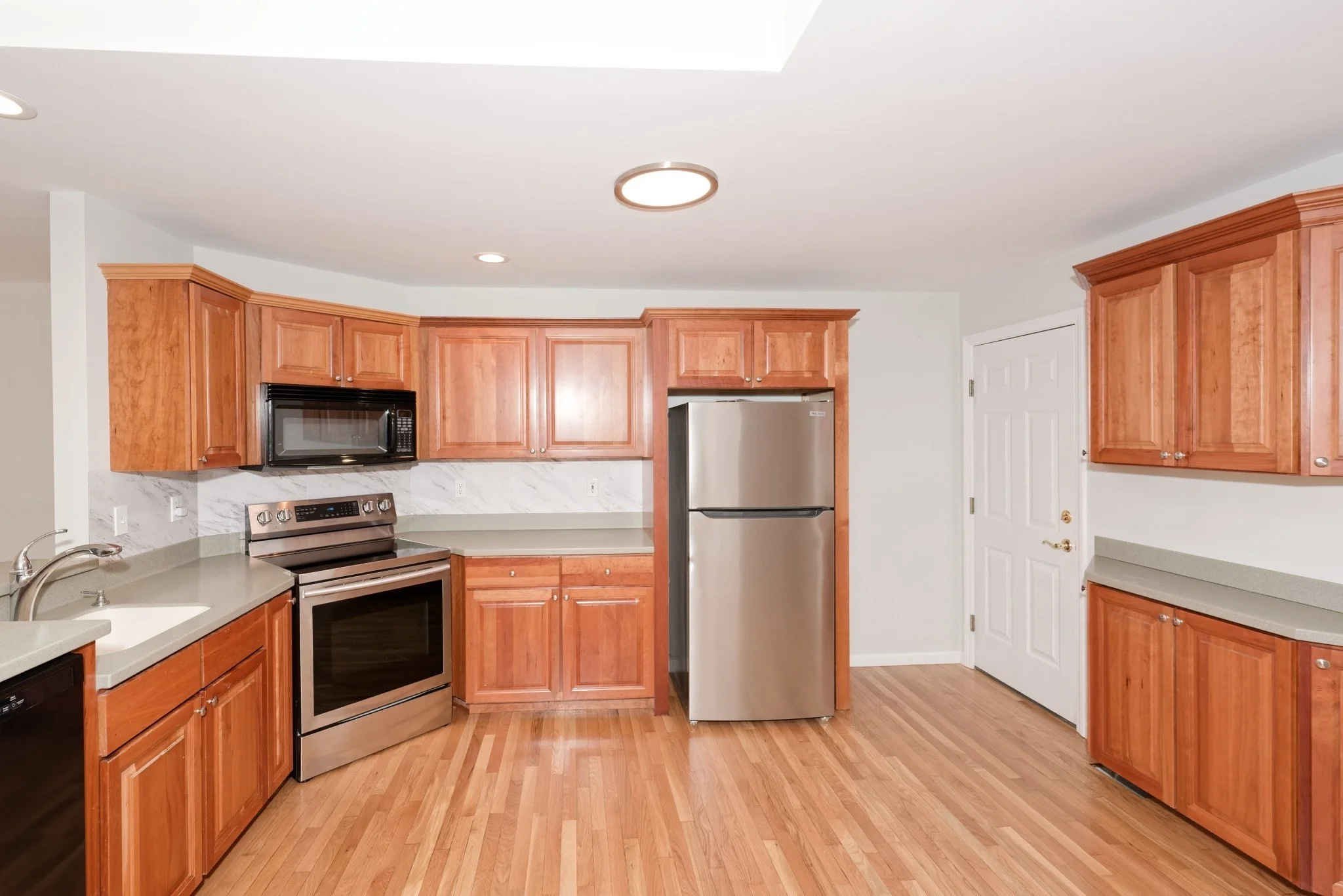 2 bed, 3 bath apartment for rent at 21 Surry Dr Unit 21, Uxbridge — photo 3 of 42