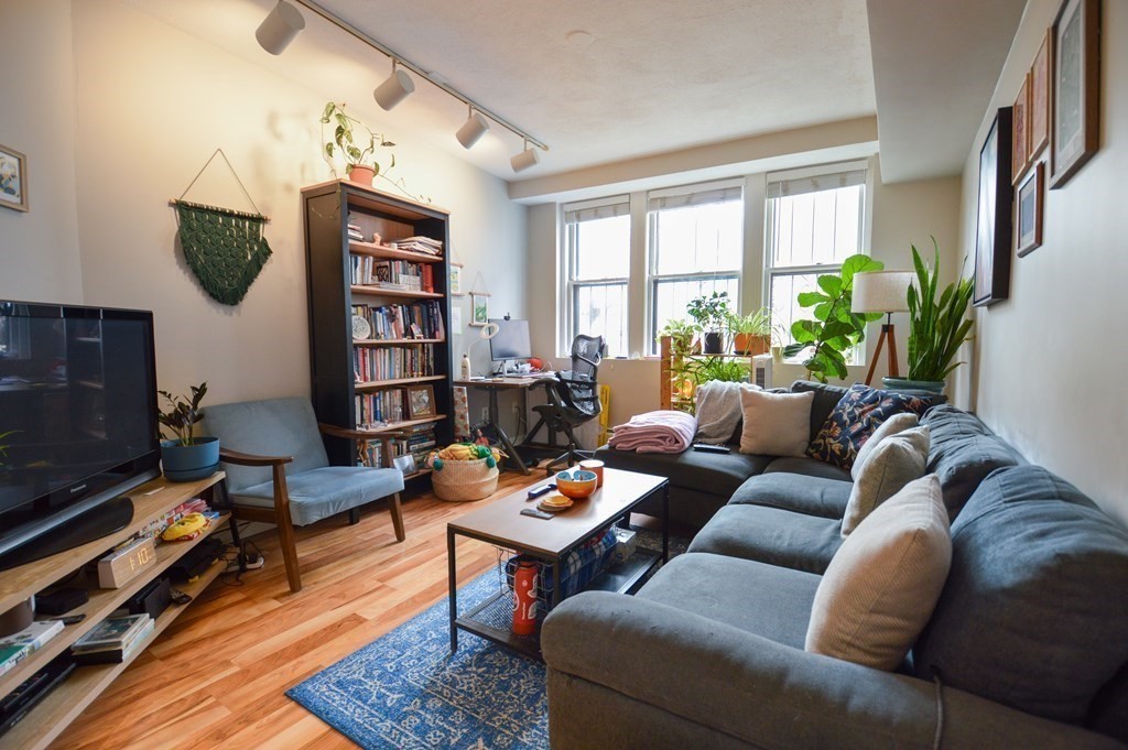 2 bed, 1 bath apartment for rent at 21 Sutherland Rd Unit 1, Brighton — photo 2 of 12
