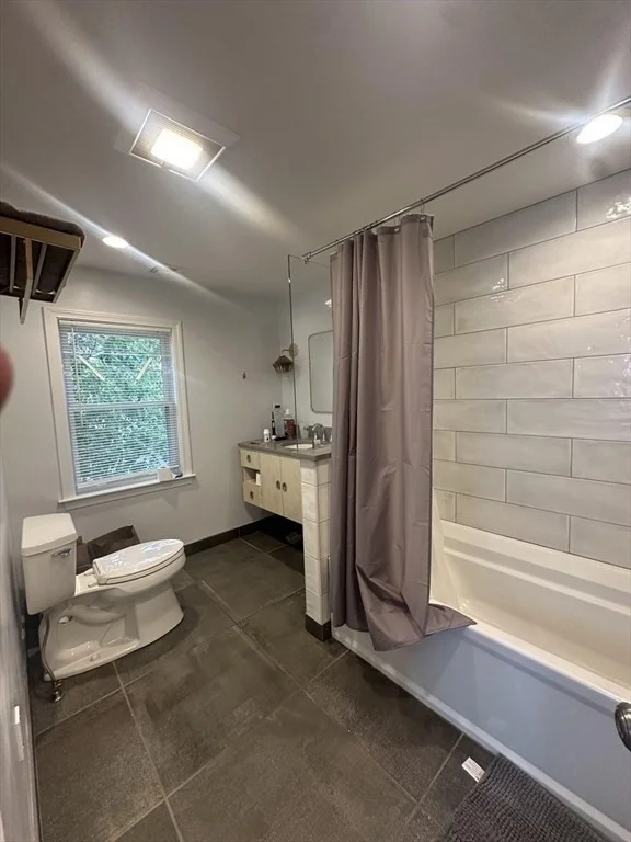 5 bed, 3 bath apartment for rent at 21 Swan Ave Unit 21, East Boston — photo 23 of 34