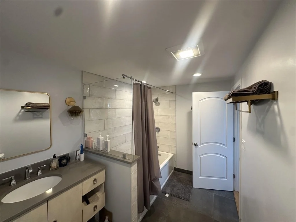 5 bed, 3 bath apartment for rent at 21 Swan Ave Unit 21, East Boston — photo 22 of 34