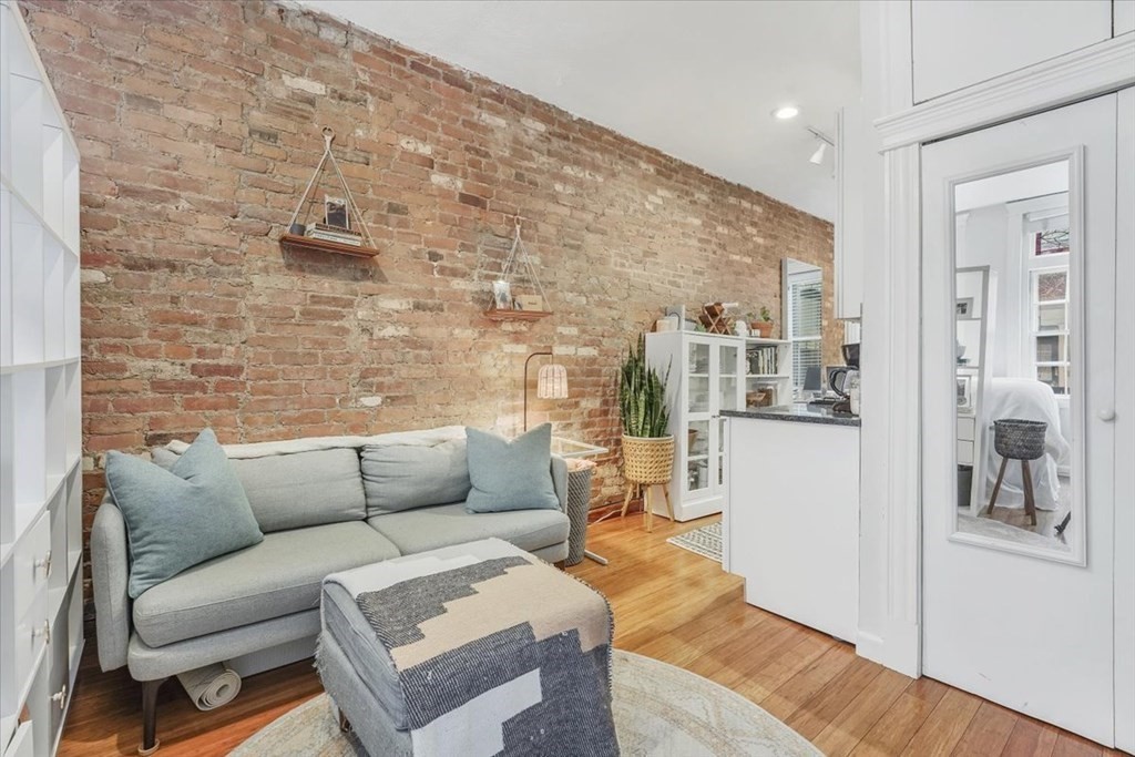 Studio bed, 1 bath apartment for rent at 21 Temple St Unit 1, Beacon Hill — photo 6 of 23
