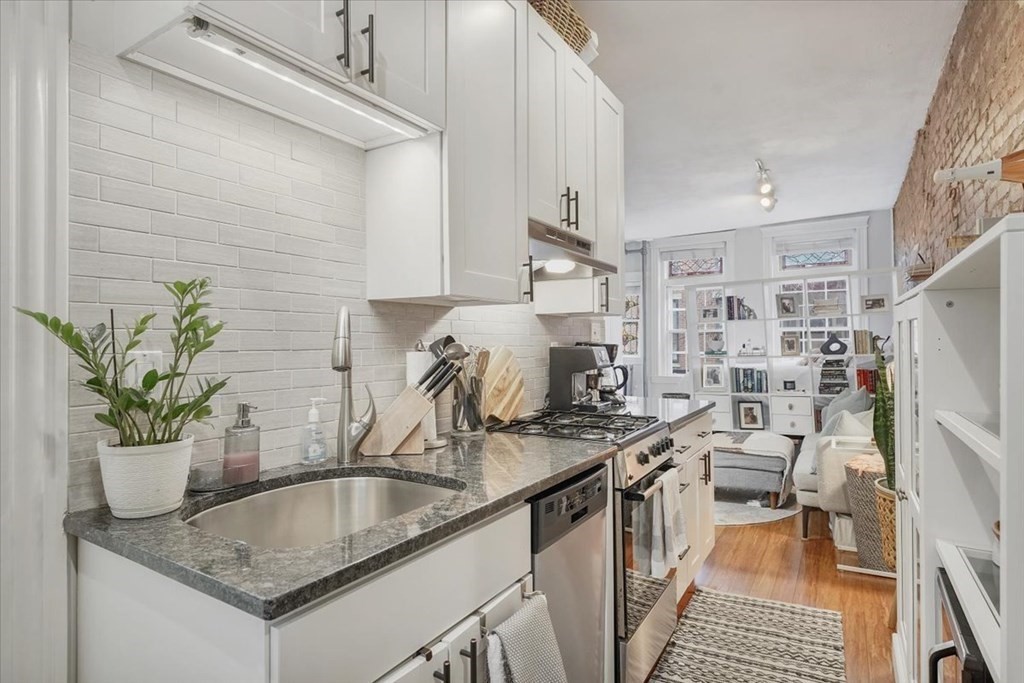 Studio bed, 1 bath apartment for rent at 21 Temple St Unit 1, Beacon Hill — photo 8 of 23