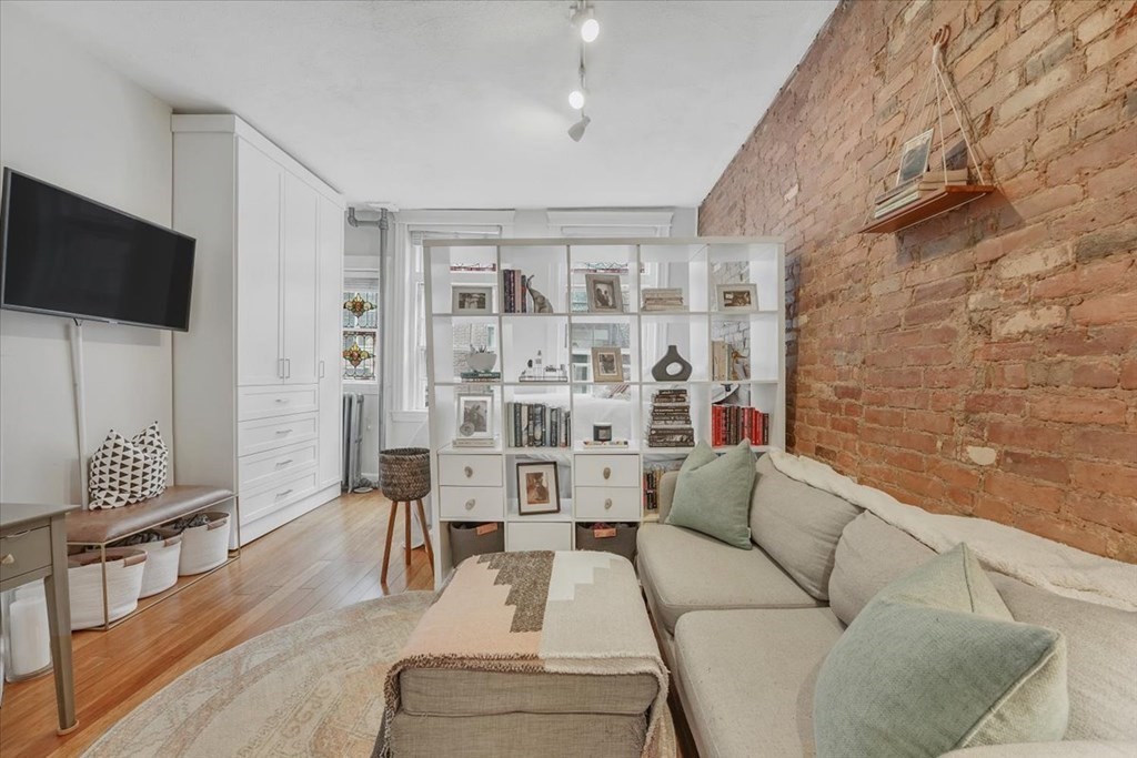Studio bed, 1 bath apartment for rent at 21 Temple St Unit 1, Beacon Hill — photo 4 of 23