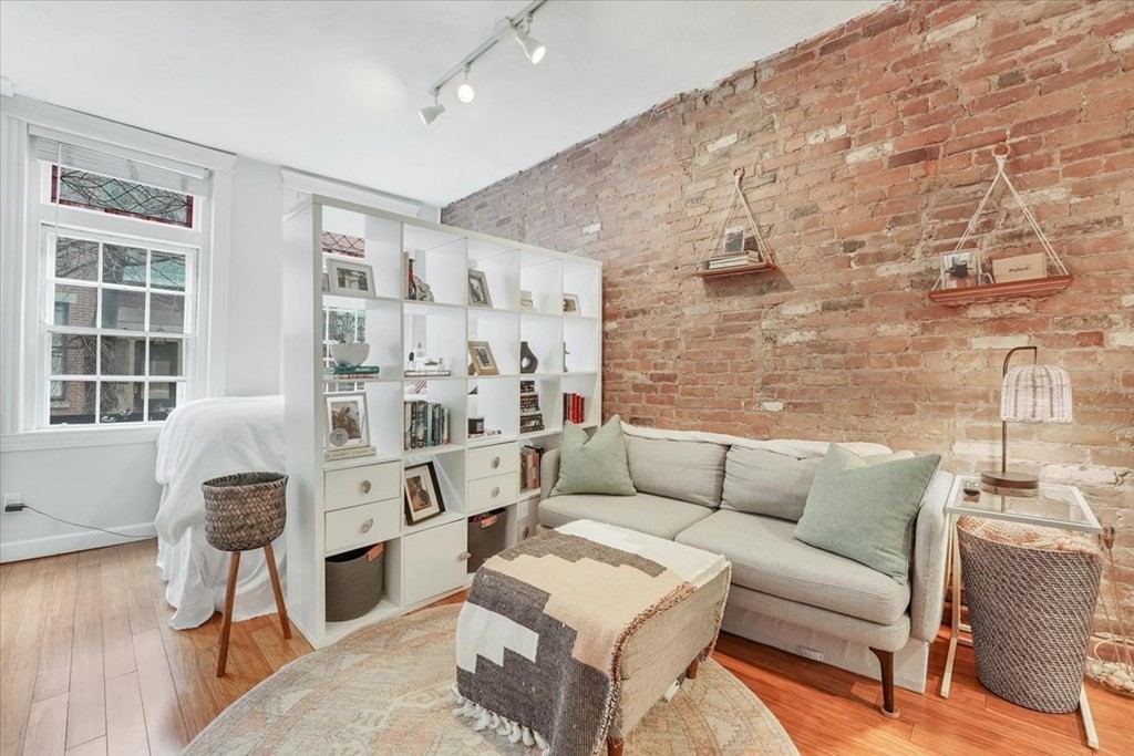 Studio bed, 1 bath apartment for rent at 21 Temple St Unit 1, Beacon Hill — photo 5 of 23