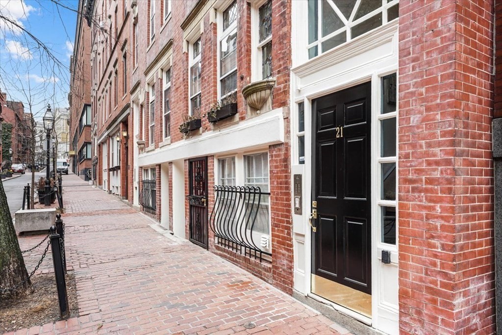 Studio bed, 1 bath apartment for rent at 21 Temple St Unit 1, Beacon Hill — photo 1 of 23