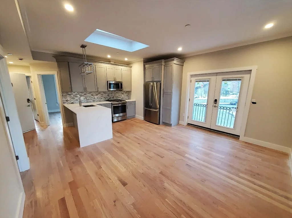 3 bed, 1 bath apartment for rent at 21 Wallingford Rd Unit 3, Brighton — photo 2 of 25