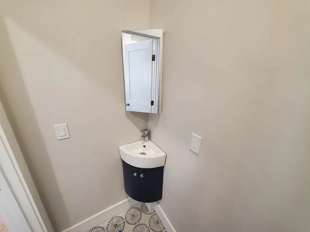 3 bed, 1 bath apartment for rent at 21 Wallingford Rd Unit 3, Brighton — photo 21 of 25