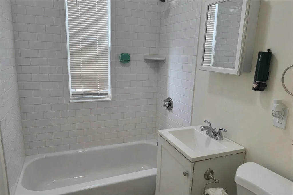 1 bed, 1 bath apartment for rent at 21 Warren St Unit 1, Revere — photo 10 of 10