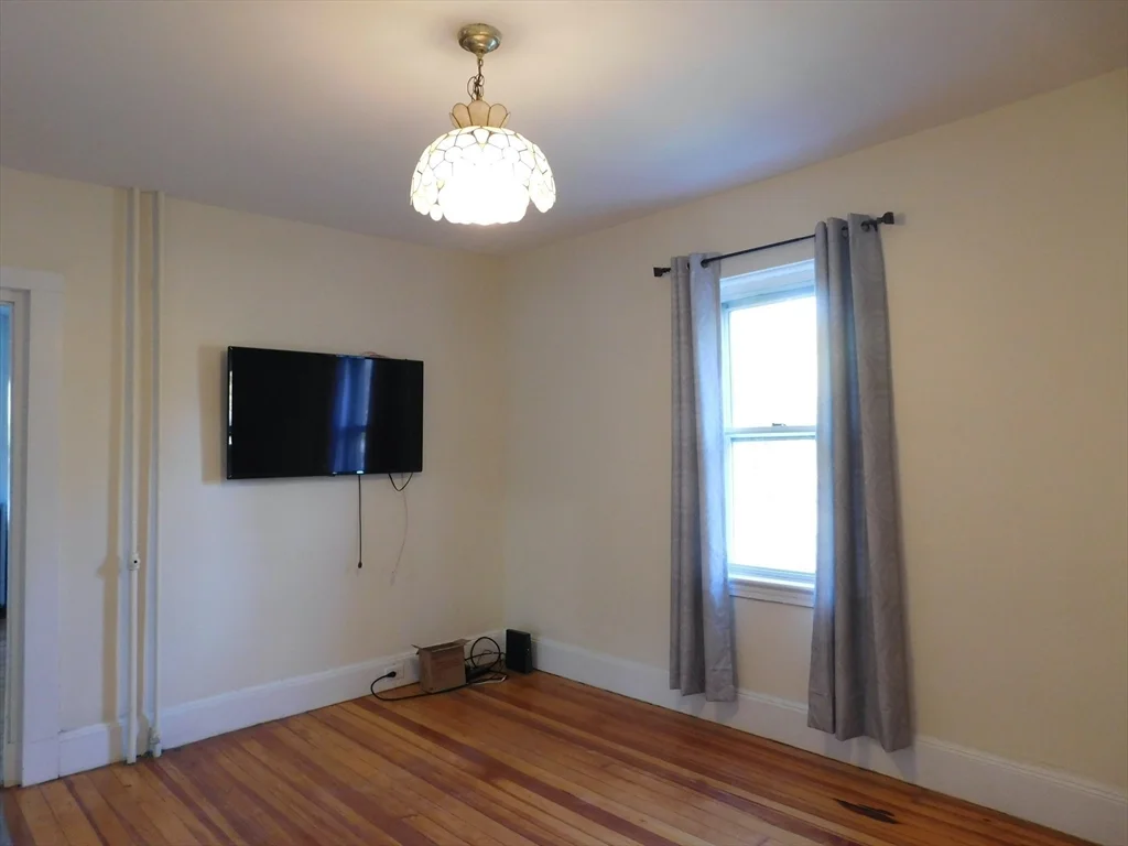 1 bed, 1 bath apartment for rent at 21 Waterloo St Unit 1, Hyde Park — photo 7 of 15