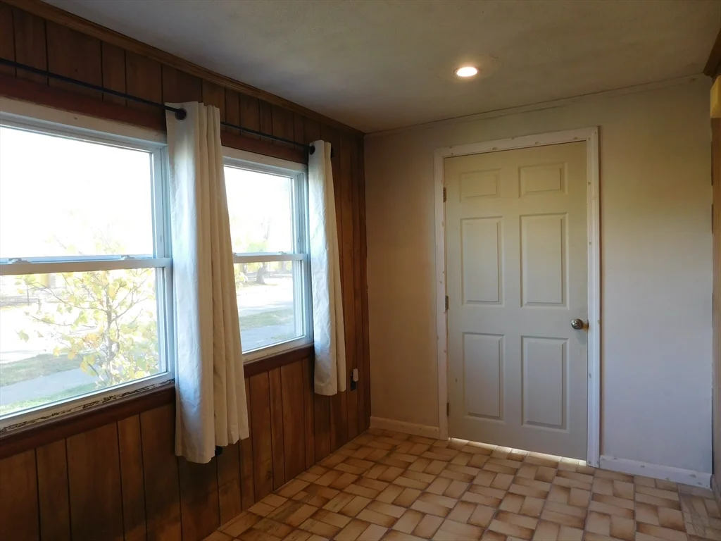1 bed, 1 bath apartment for rent at 21 Waterloo St Unit 1, Hyde Park — photo 10 of 15
