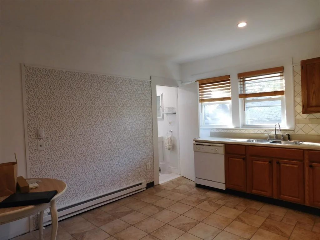 1 bed, 1 bath apartment for rent at 21 Waterloo St Unit 1, Hyde Park — photo 2 of 15