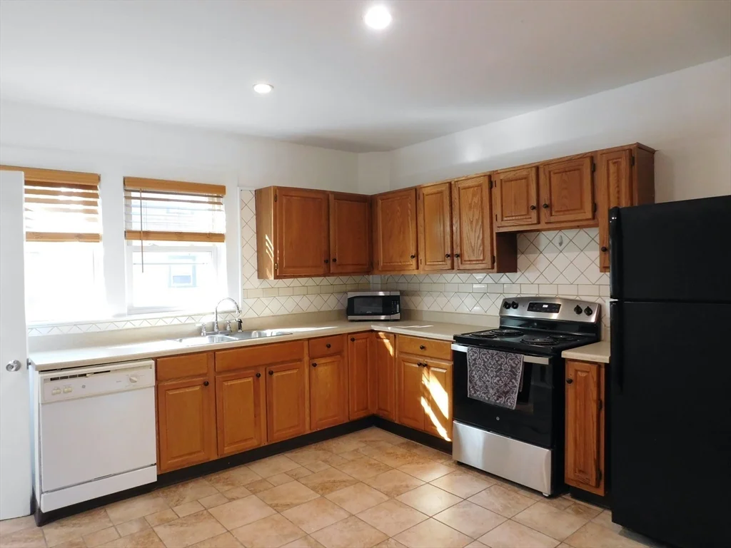 1 bed, 1 bath apartment for rent at 21 Waterloo St Unit 1, Hyde Park — photo 3 of 15