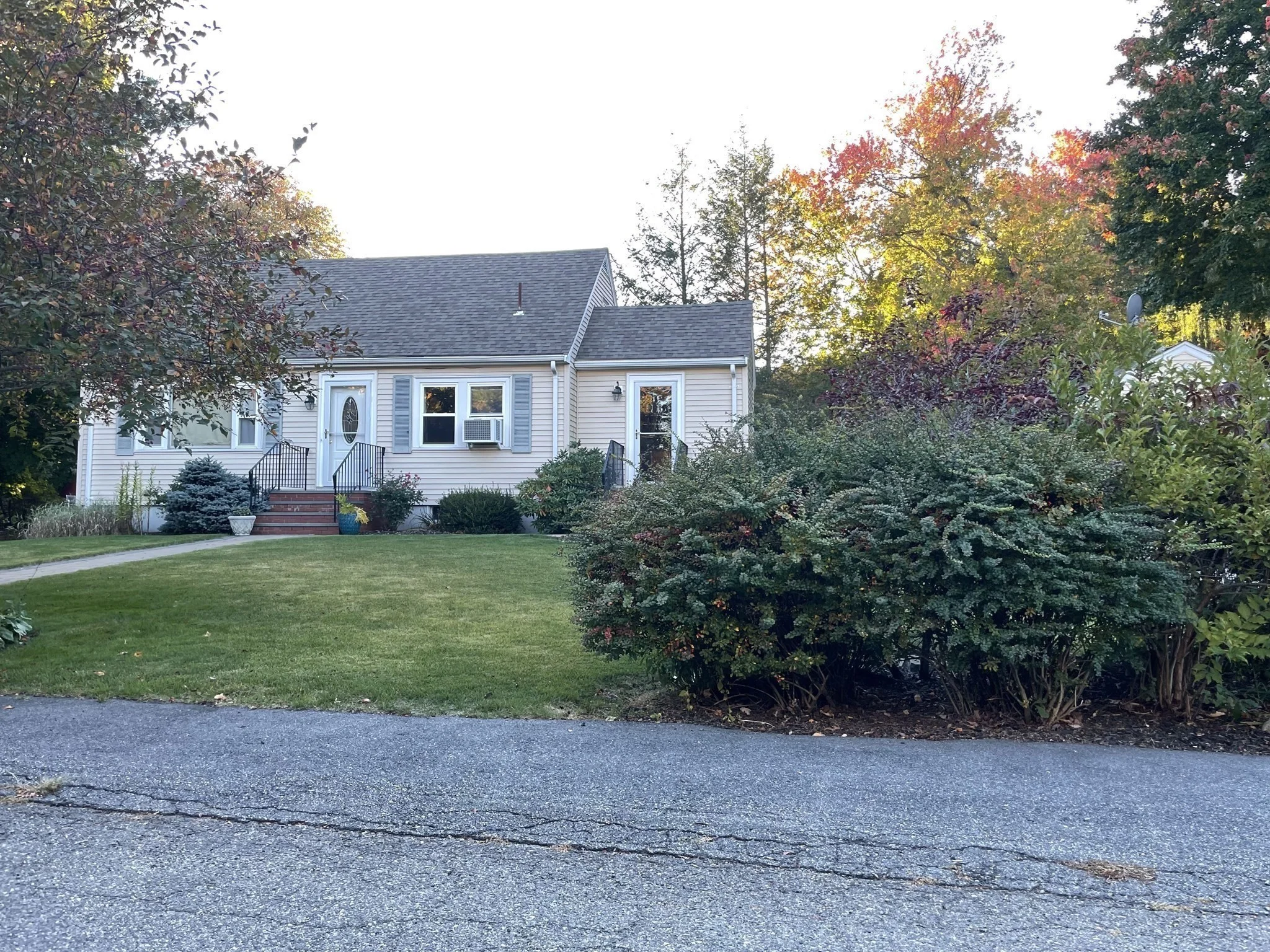 4 bed, 2 bath apartment for rent at 21 Wiley St, Montrose — photo 3 of 15