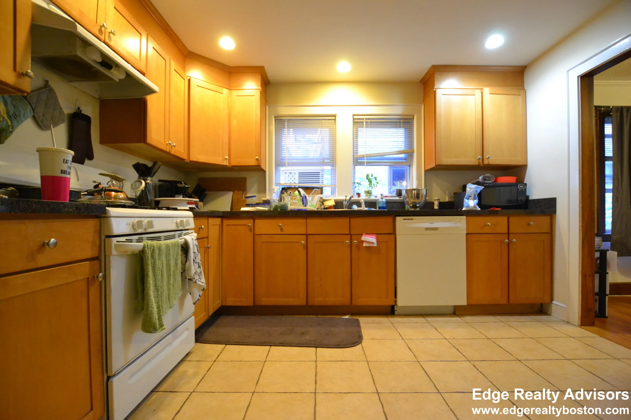 3 bed, 1 bath apartment for rent at 21 Wiltshire Rd Unit 1, Brighton — photo 2 of 9
