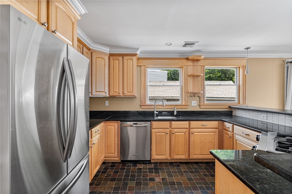 3 bed, 2 bath apartment for rent at 210-212 W 9th St Unit 2, South Boston — photo 3 of 28