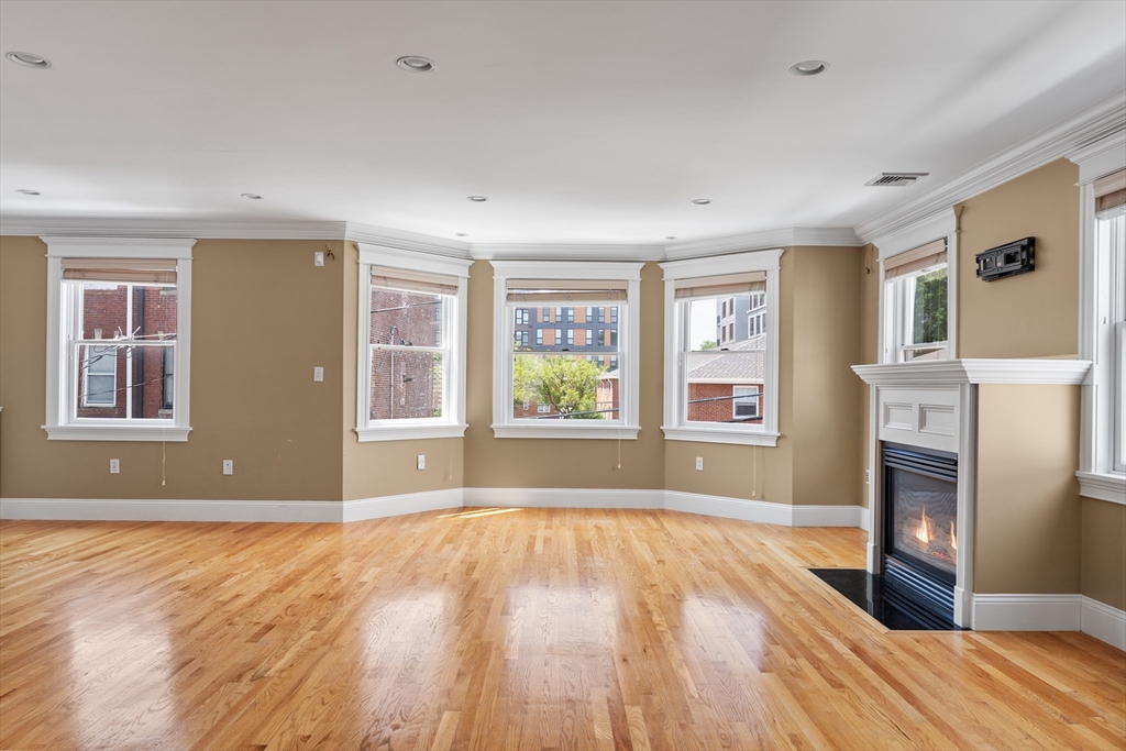 3 bed, 2 bath apartment for rent at 210-212 W 9th St Unit 2, South Boston — photo 5 of 28