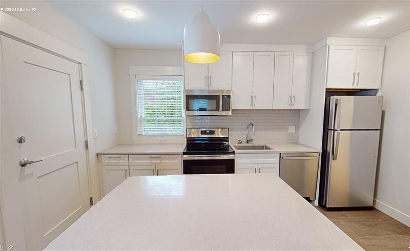2 bed, 1 bath apartment for rent at 208-210 Banks St Unit 2, Riverside — photo 4 of 11