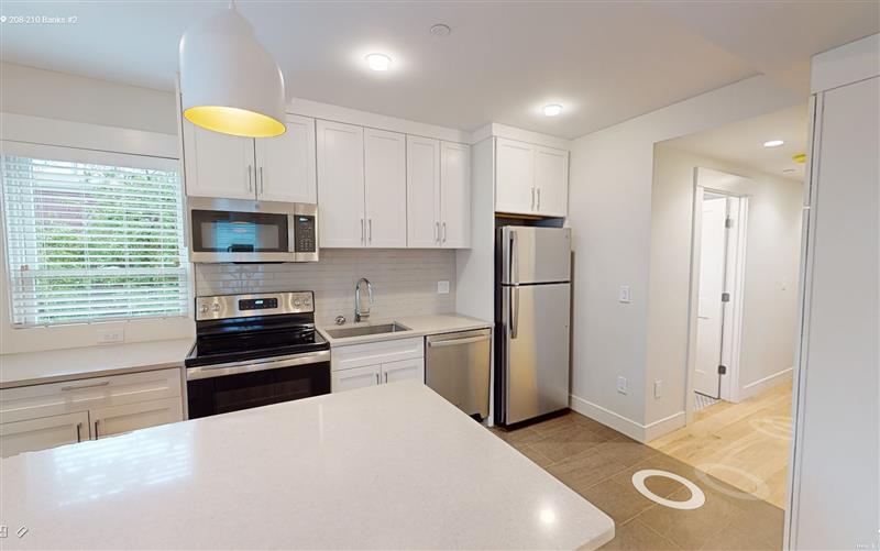 2 bed, 1 bath apartment for rent at 208-210 Banks St Unit 2, Riverside — photo 2 of 11