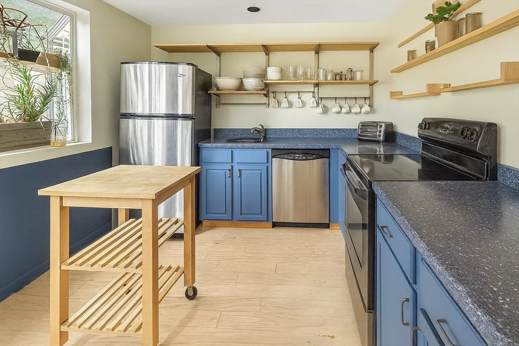 2 bed, 1 bath apartment for rent at 210 Centre St Unit 14, Quincy — photo 1 of 6
