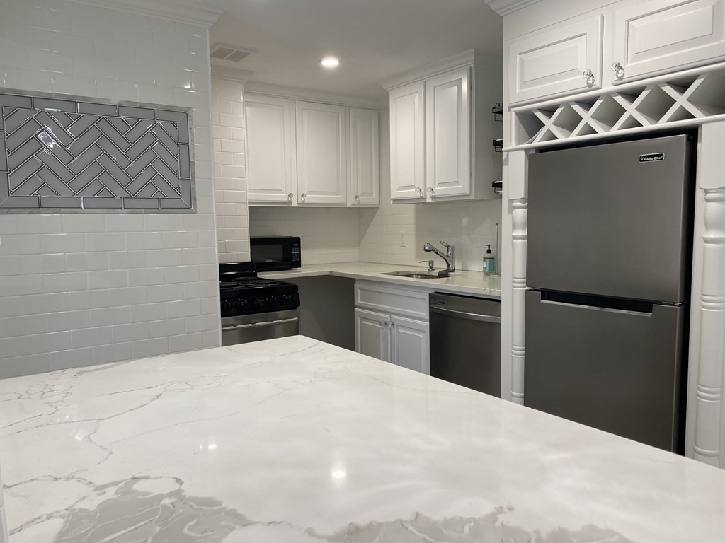 Studio bed, 1 bath apartment for rent at 210 Hillside Ave Unit 37, Needham — photo 3 of 14