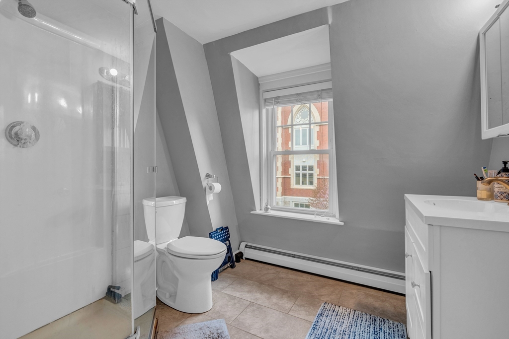 4 bed, 2 bath apartment for rent at 210 W 8th Unit SF, South Boston — photo 15 of 17