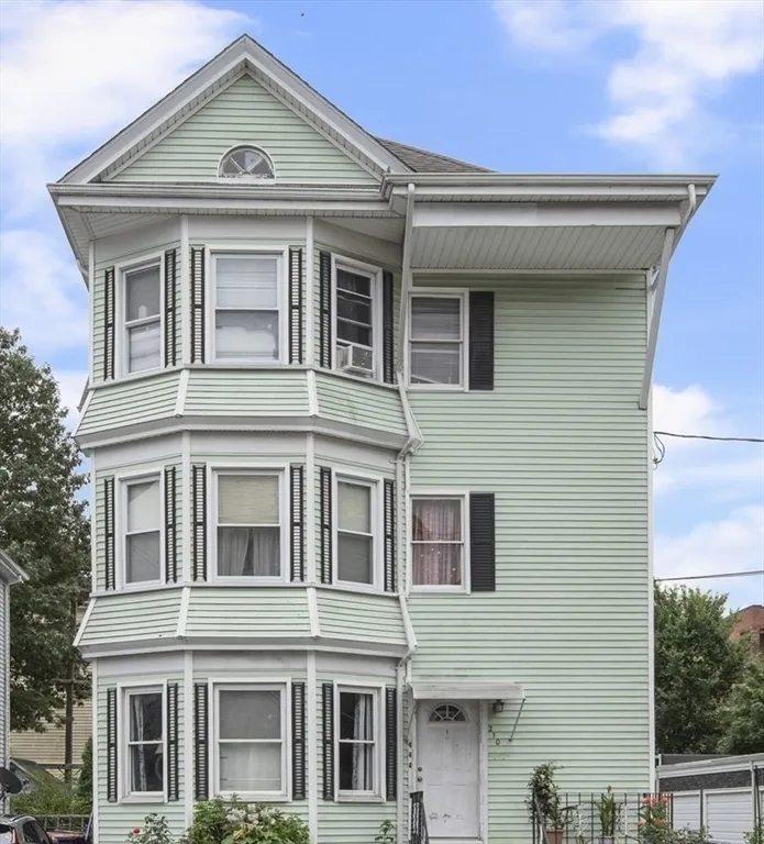 3 bed, 1 bath apartment for rent at 210 Whitman St Unit 2, Far North — photo 2 of 14