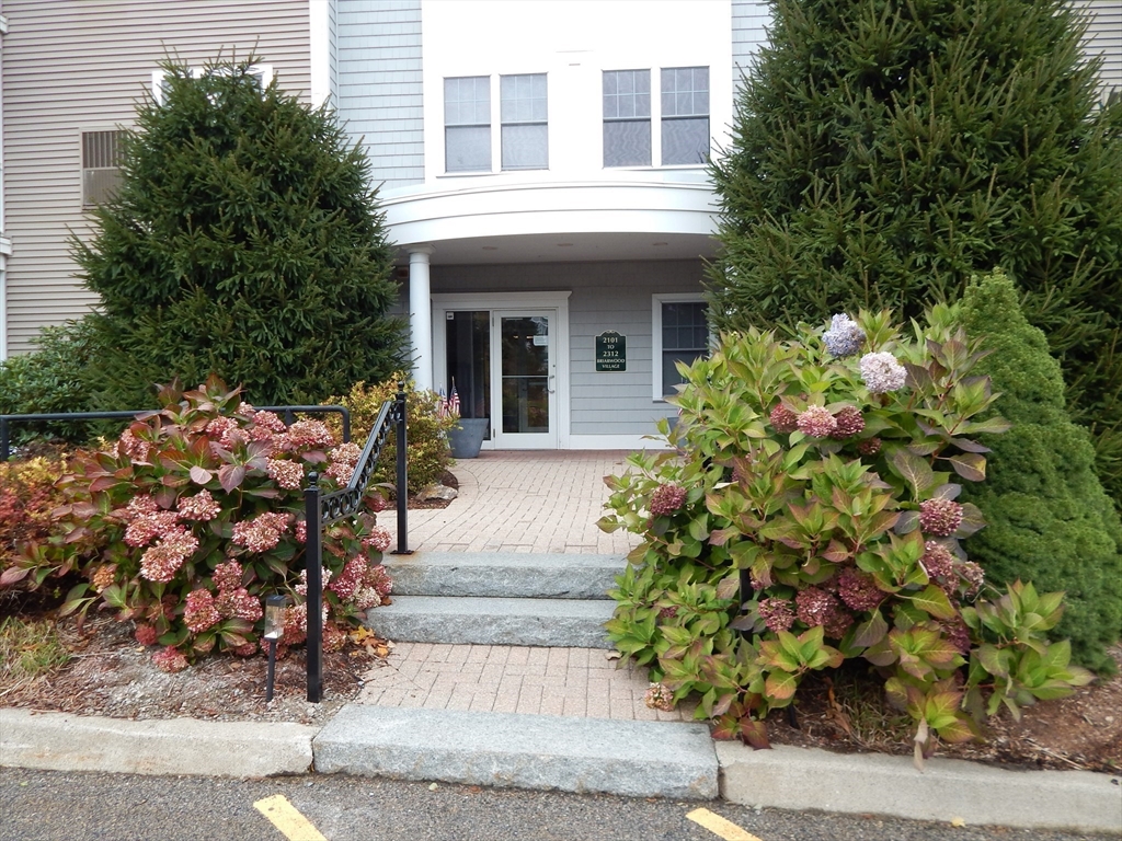 1 bed, 1 bath apartment for rent at 2105 Briarwood Village Unit 2105, Clinton — photo 1 of 34