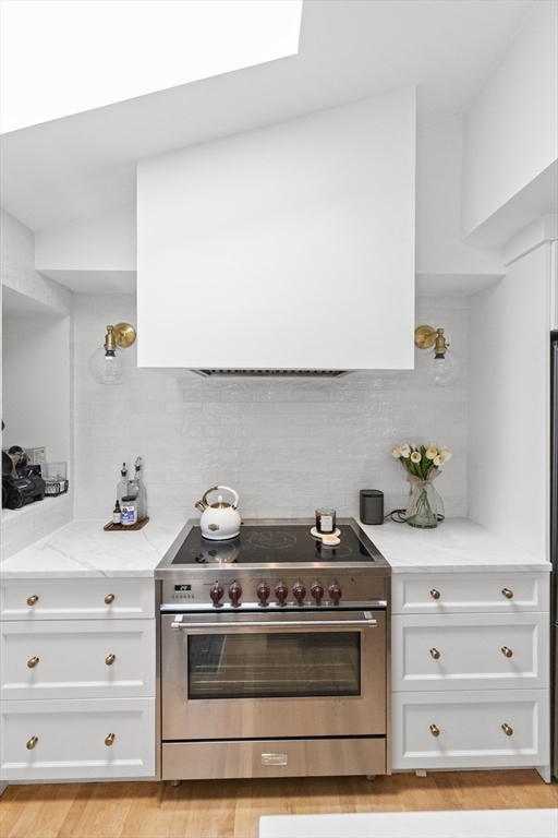 3 bed, 2 bath apartment for rent at 211 Castle Rd, Nahant — photo 5 of 12