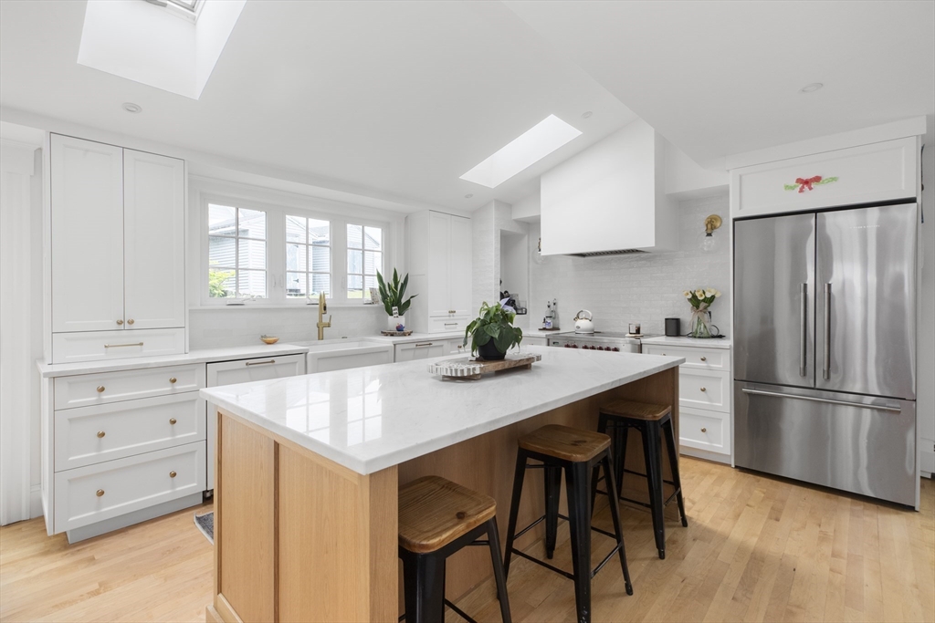 3 bed, 2 bath apartment for rent at 211 Castle Rd, Nahant — photo 4 of 12