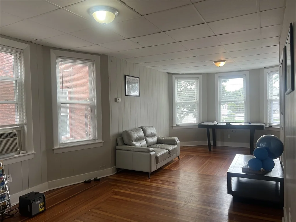 3 bed, 1 bath apartment for rent at 211 Chestnut St Unit 2, Lynn — photo 3 of 10