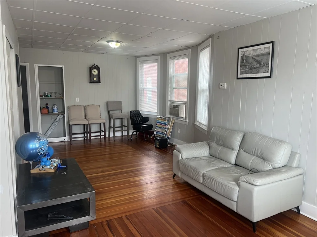 3 bed, 1 bath apartment for rent at 211 Chestnut St Unit 2, Lynn — photo 2 of 10