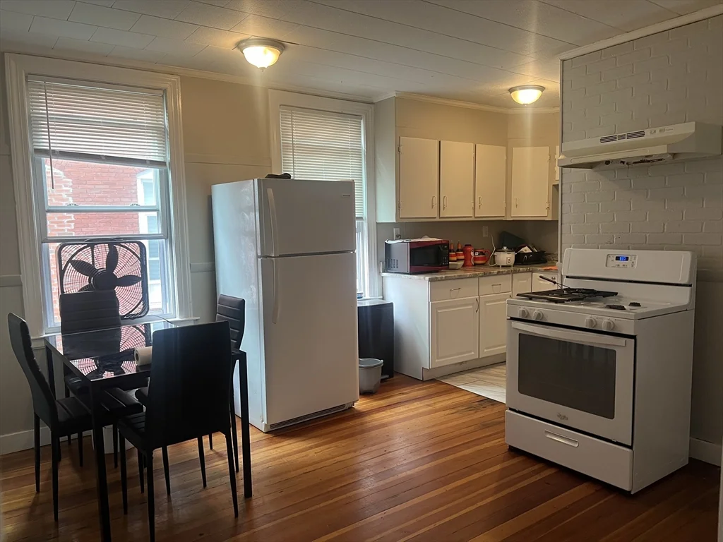 3 bed, 1 bath apartment for rent at 211 Chestnut St Unit 2, Lynn — photo 8 of 10