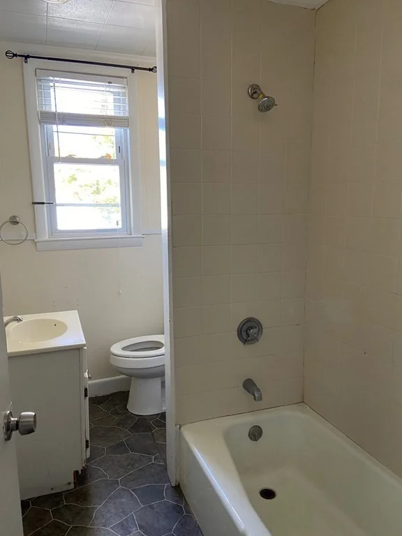 1 bed, 1 bath apartment for rent at 211 Chestnut St Unit 3L, Lynn — photo 5 of 6