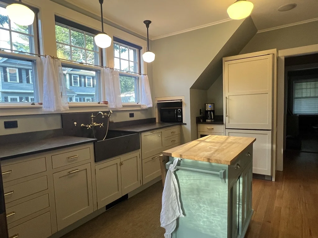 5 bed, 3 bath apartment for rent at 211 Forest St, Winchester — photo 15 of 41
