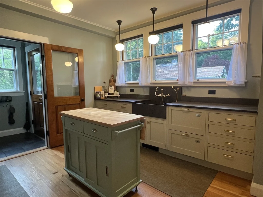 5 bed, 3 bath apartment for rent at 211 Forest St, Winchester — photo 13 of 41
