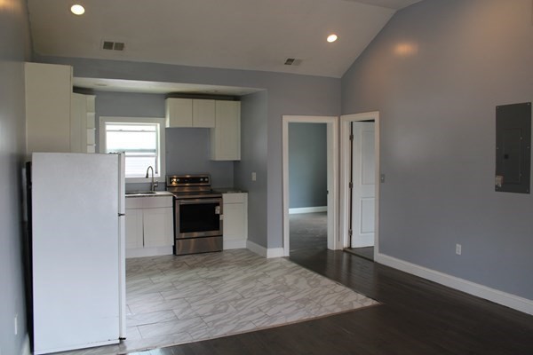 3 bed, 1 bath apartment for rent at 211 Green St Unit 2, Brockton — photo 2 of 13