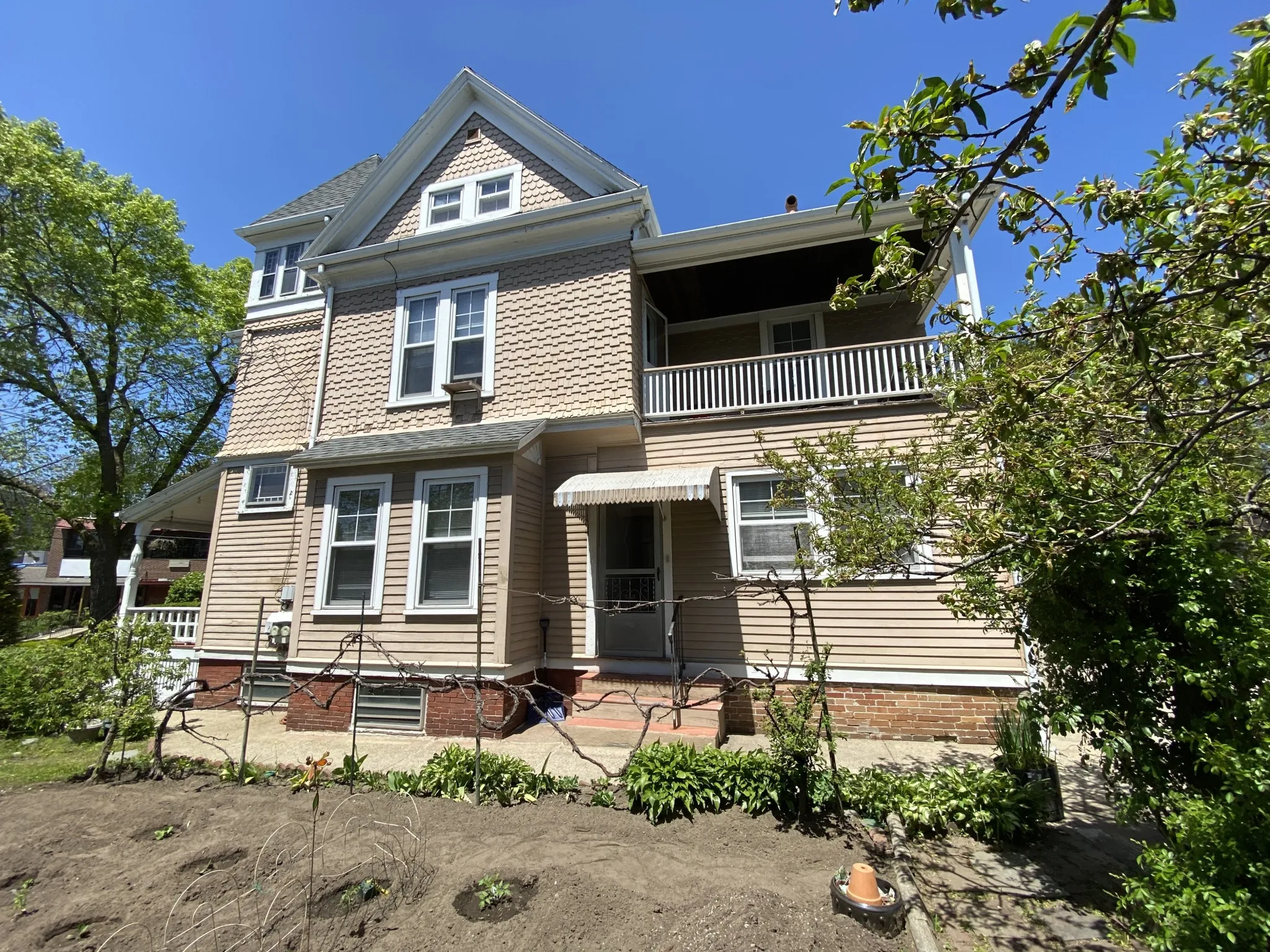 4 bed, 1 bath apartment for rent at 211 Holland St Unit 2, Teele Square — photo 39 of 44